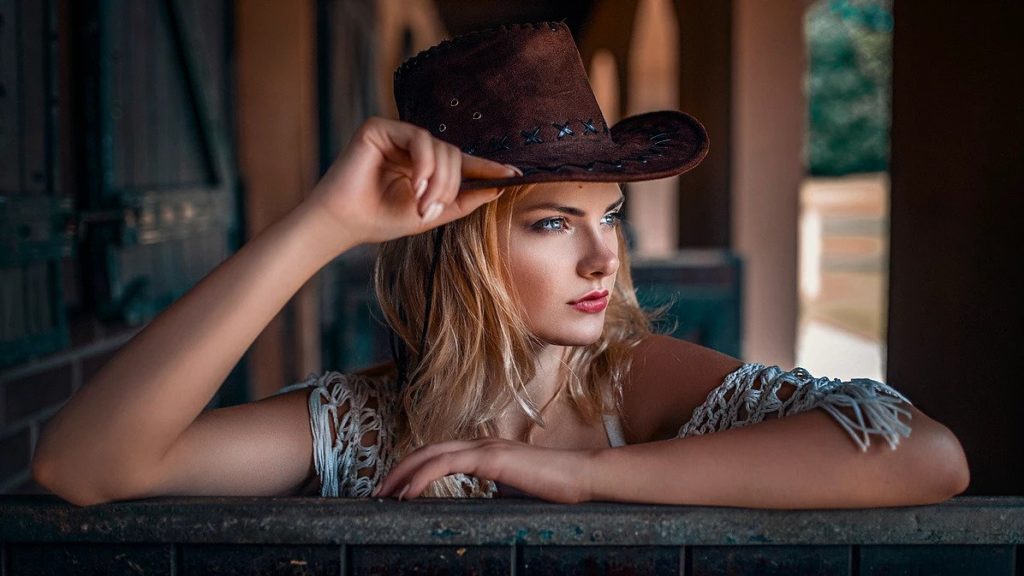 Portret kobiecy w kapeluszu cowboya w Trzebnicy