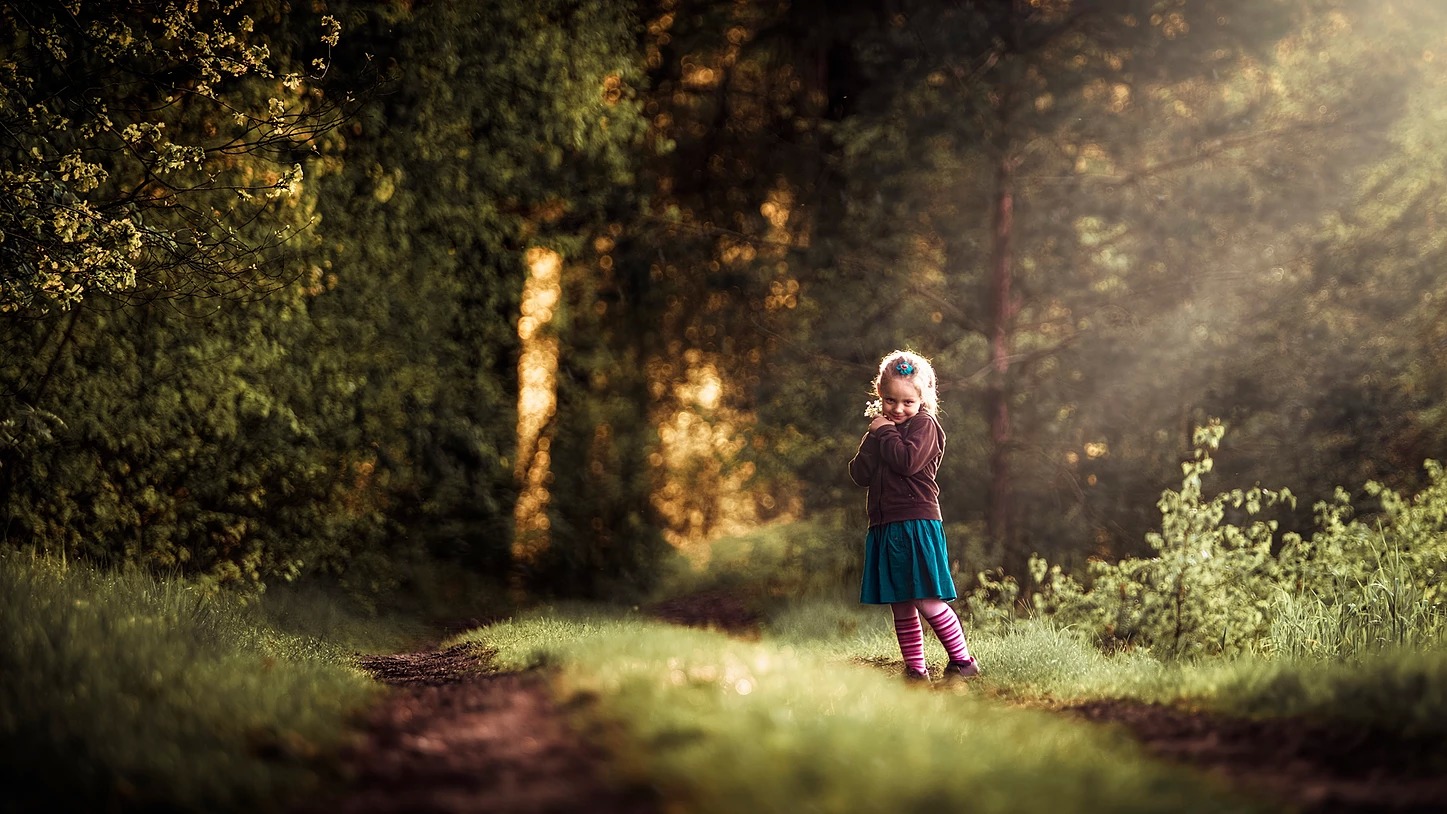 Portret dziewczynki w lesie