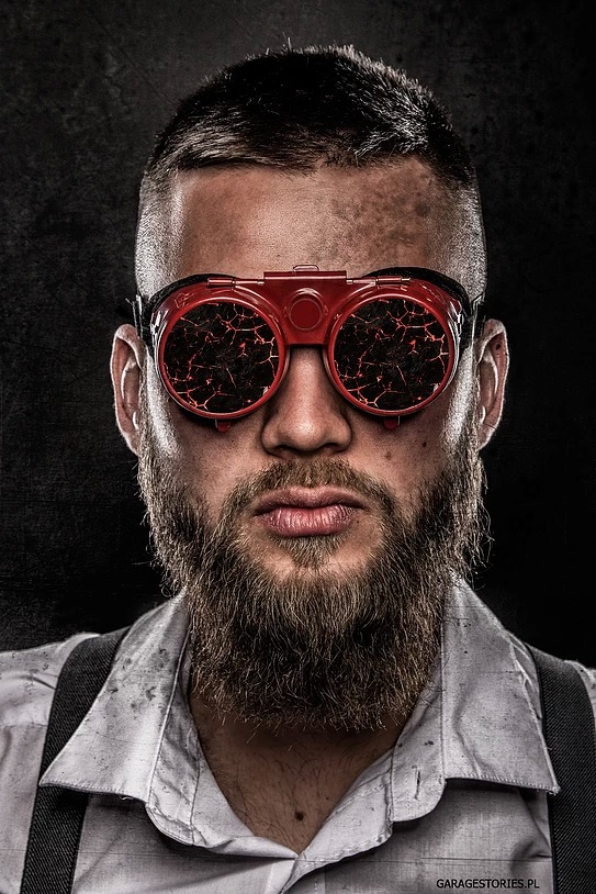 Portret mężczyzny z brodą w okularach